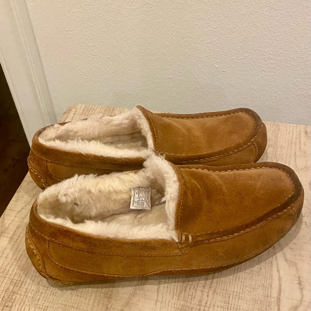 UGG Ascot Slippers/ Houseshoes. Men’s size 9